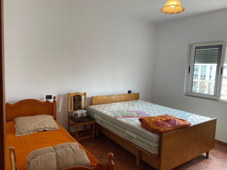 Tirane, jepet me qera apartament 3+1 Kati 5, 55.000 € (Prane shkolles 1 Maj)