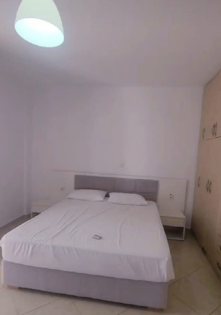 Shitet Apartament 1+1 në Sarandë, Rruga "Mitat Hoxha", tek Pllakat