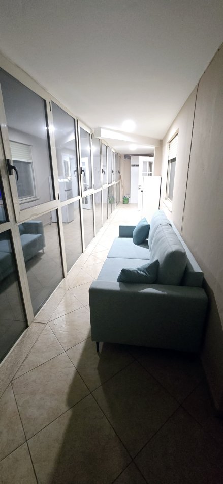 Tirane, jepet me qera apartament 3+1 Kati 1, 135 m² 1.100 € (rruga haxhi hysen dalliu)