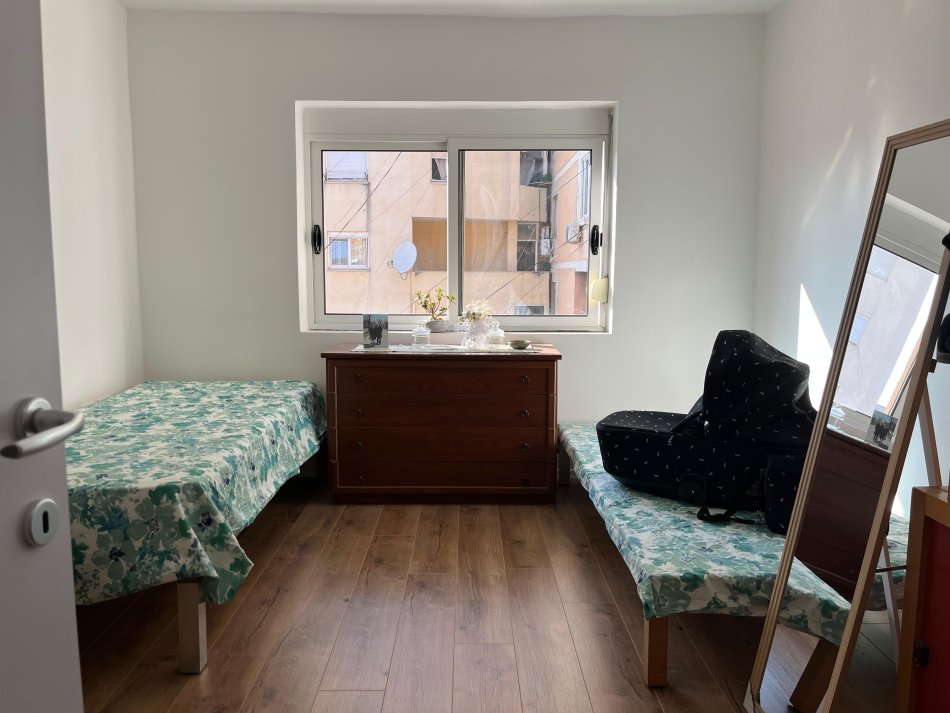 Tirane, shitet apartament 2+1+Ballkon Kati 3, 81 m² 160.000 € (Materniteti i Ri ,Brryli)