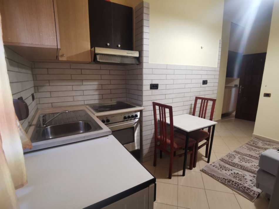 Tirane, jepet me qera apartament 1+1 Kati 3, 55 m² 390 € (Stacioni i Trenit)