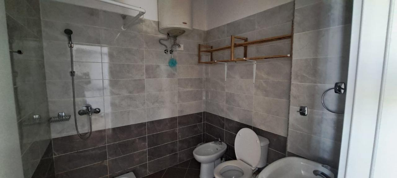 Penthouse në shitje, Liqeni i Thatë