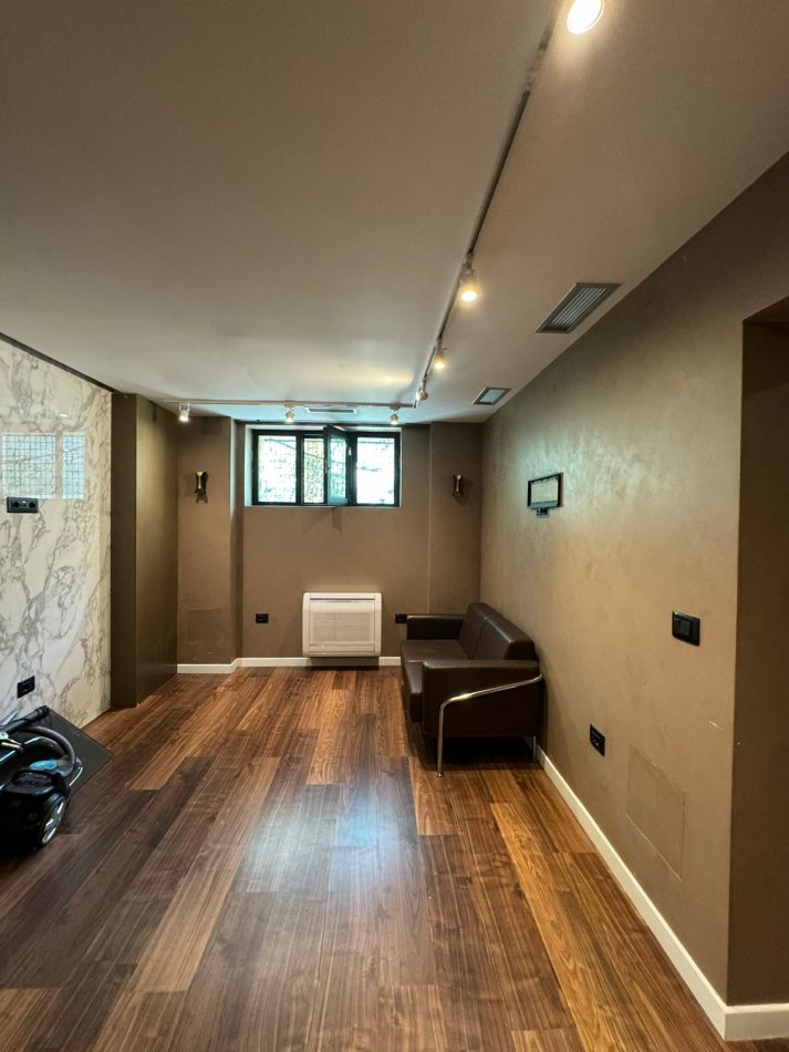 Tirane, shitet ambjent biznesi Kati 0, 62 m² 200.000 € (ETC, prane rruges se Sales)