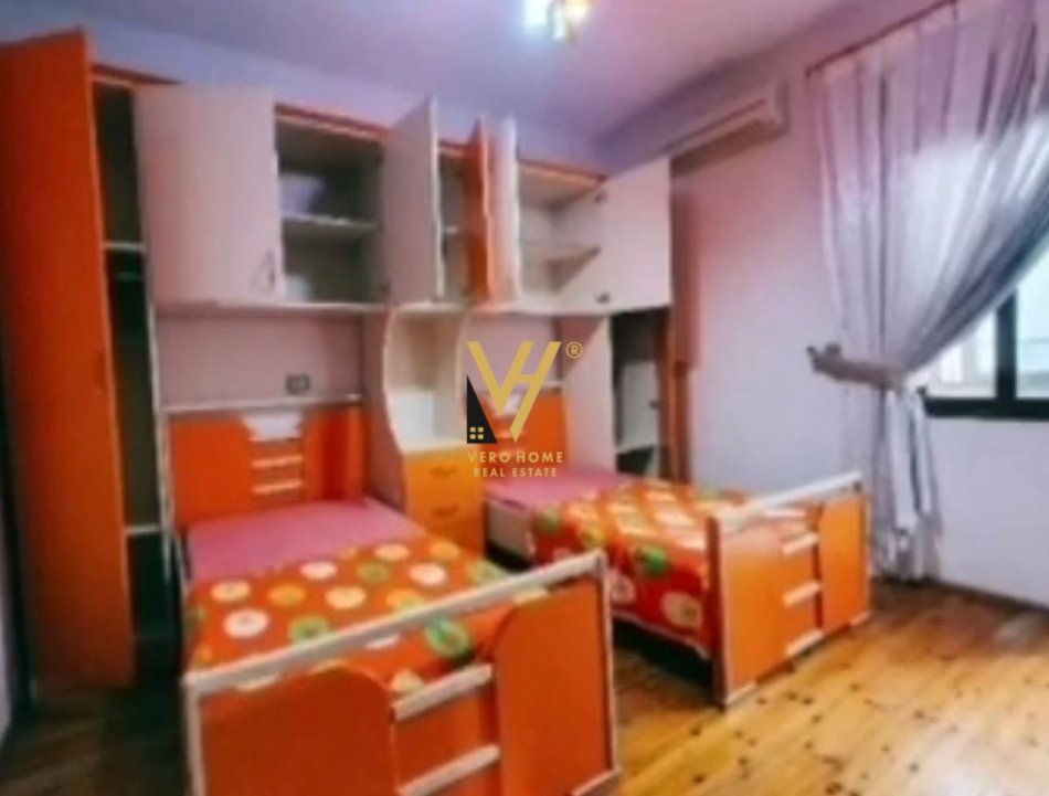 Tirane, jepet me qera dyqan Kati 2, 100 m² 350 € (SAUK TE VJETER)