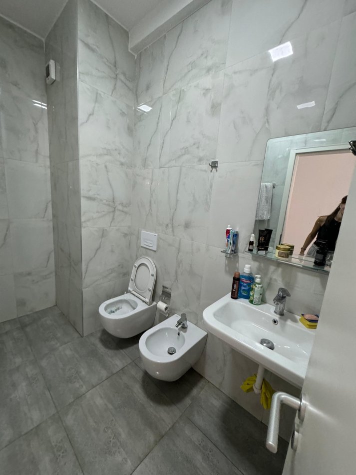 Tirane, jepet me qera apartament 2+1 Kati 4, 85 m² 700 € (21 dhjetori)