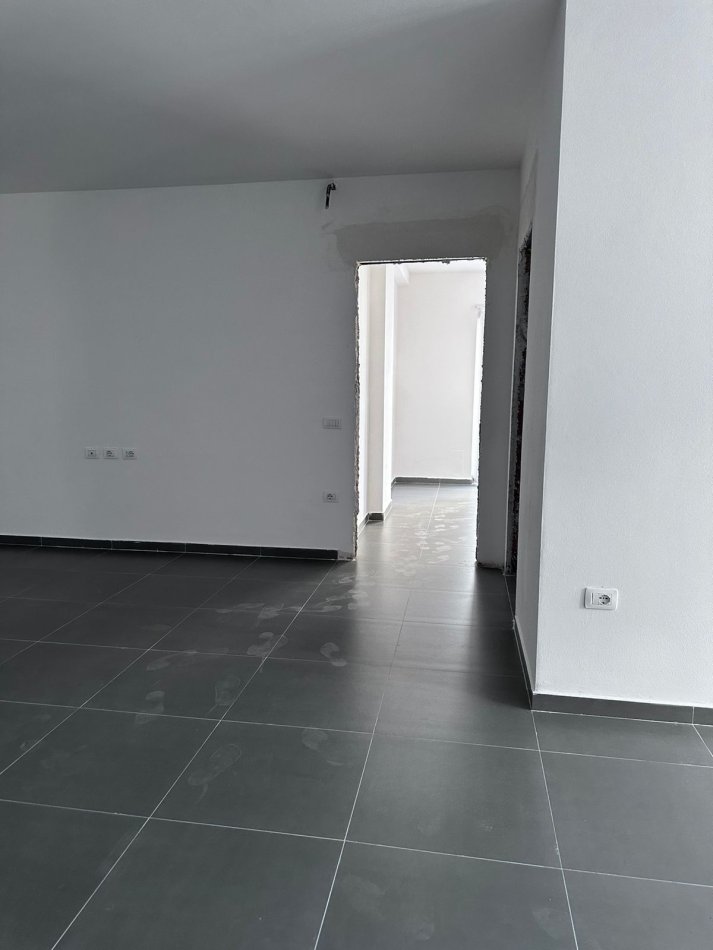 Tirane, jepet me qera ambjent per zyra , Kati 4, 110 m² 600 € (Qender )