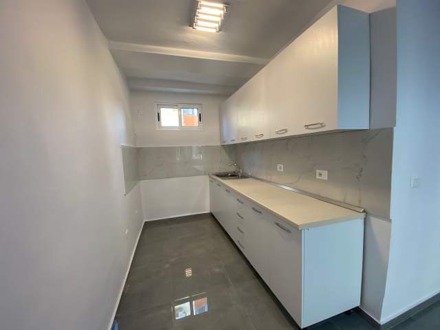 Tirane, jepet me qera apartament 1+1 Kati 2, 60 m² 400 Euro (Ish-Parku Autobuzave)