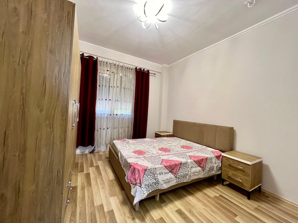 Tirane, jepet me qera apartament 1+1+Ballkon Kati 5, ME ASHENSOR , 350 € (Rr.Sotir Caci, Fresk)