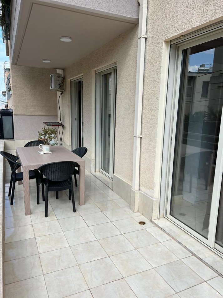 Tirane, jepet me qera apartament 1+1 Kati 2, 80 m² 550 € (liqeni i thate)
