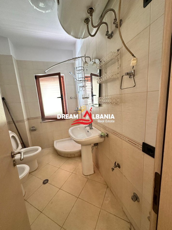 Tirane, jepet me qera apartament 3+1+Ballkon Kati 2, 140 m² 550 € 