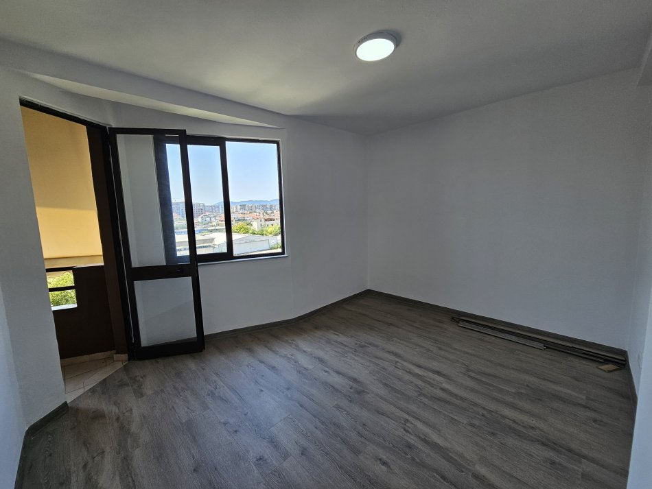 Tirane, shitet apartament 2+1+Ballkon Kati 6, 73 m² 123.000 € (Ish Fusha e avacionit)
