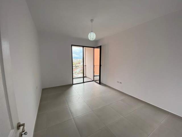 Tirane, jepet me qera apartament 2+1 Kati 5, 105 m² 450 Euro (Spitali nr 5)