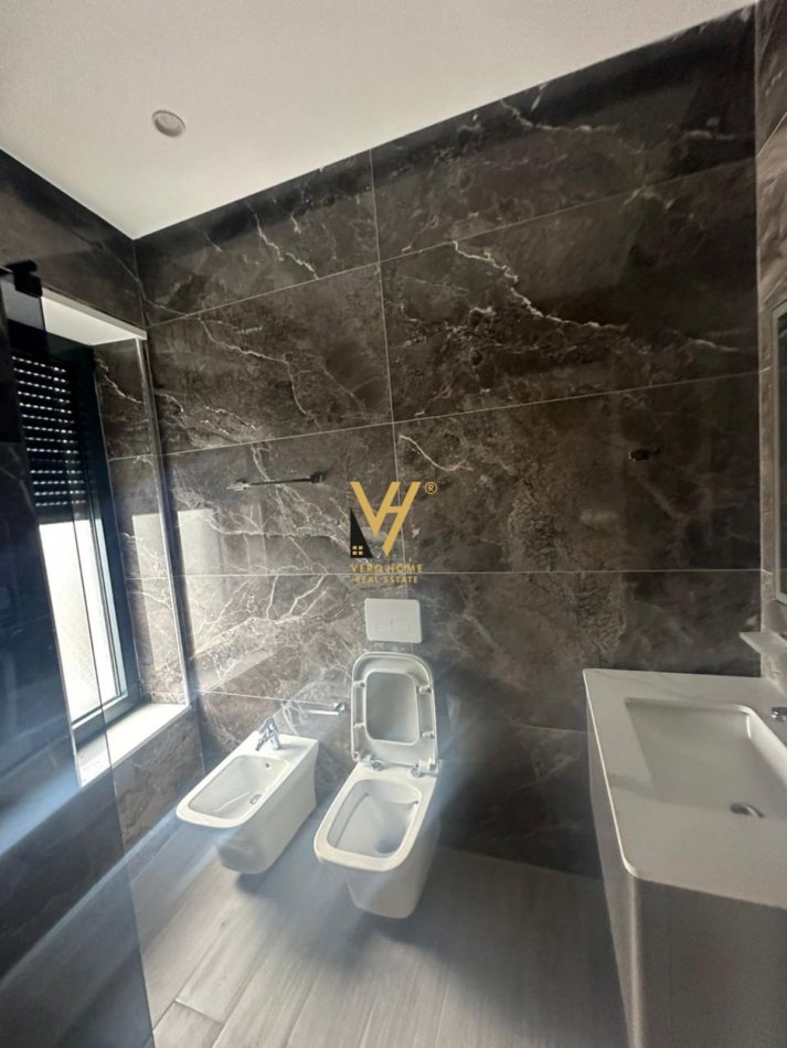Tirane, jepet me qera apartament 2+1+Ballkon Kati 7, 98 m² 1.200 € (BULEVARDI I RI)