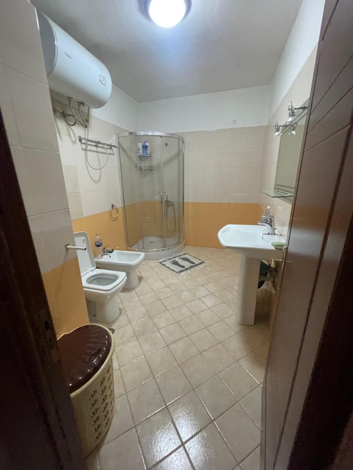 Tirane, jepet me qera apartament 2+1+Ballkon Kati 8, 100 m² 700 € (Dritan Hoxha)