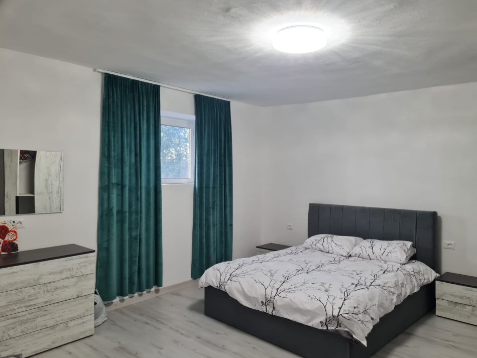 Tirane, jepet me qera apartament 2+1 Kati 2, 100 m² 900 € (Bllok)