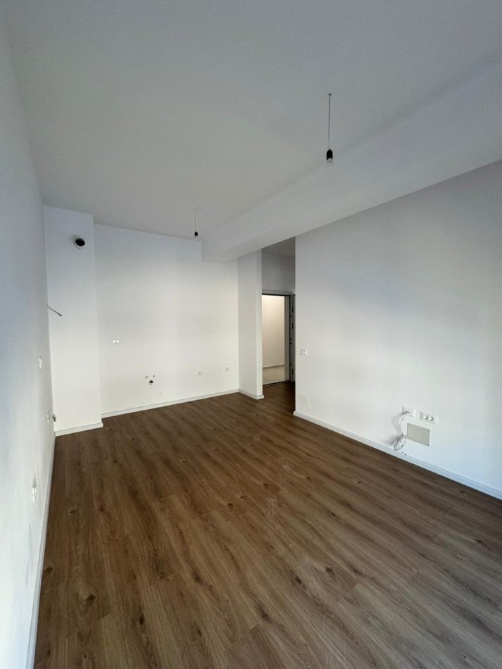 Tirane, jepet me qera zyre Kati 7, 65 m² 300 € (Ali demi)