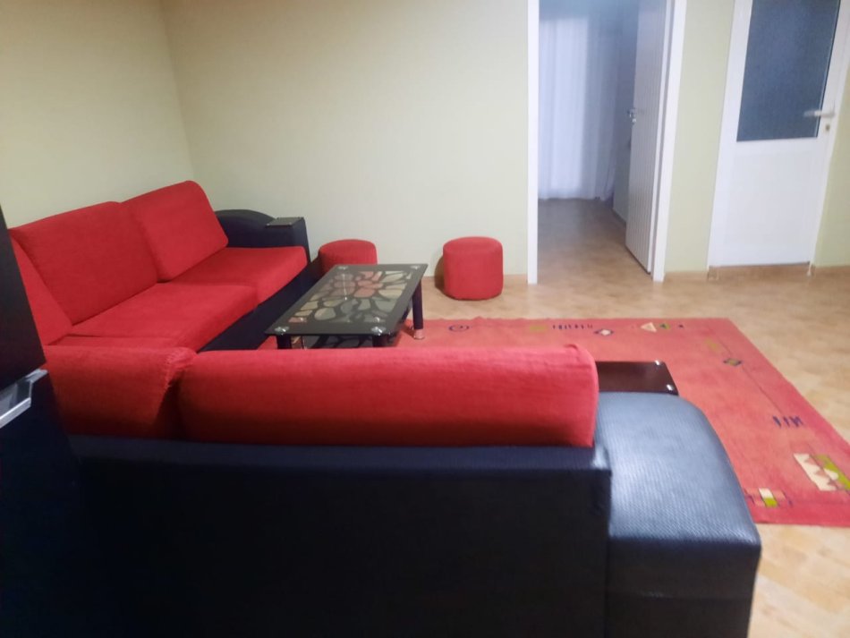 Tirane, jepet me qera Vile 1+1+Ballkon Kati 3, 70 m² 331 € (Kodra e priftit , prane shkolles mrekullia, Rruga marie kraja)