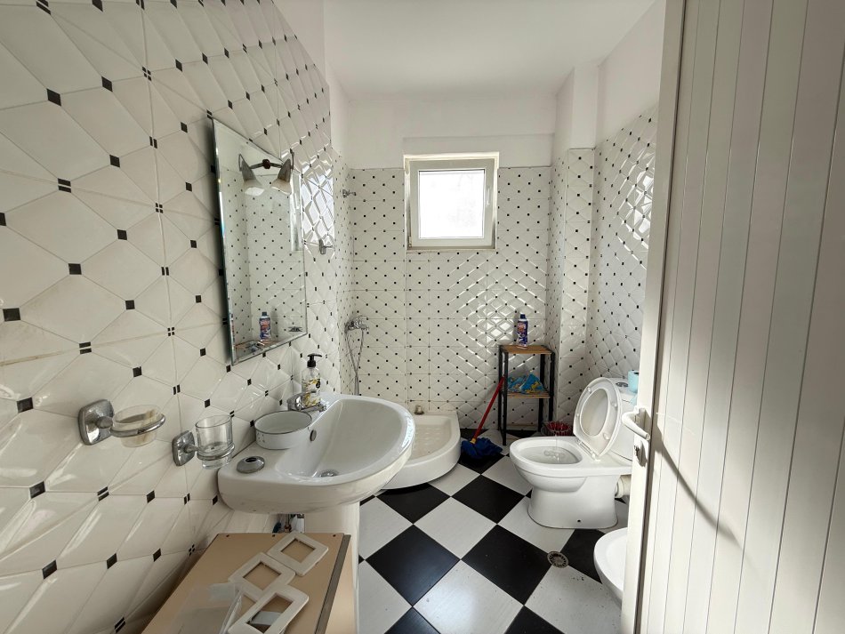 Tirane, jepet me qera apartament 2+1 Kati 2, 85 m² 500 € (liqeni i thate)