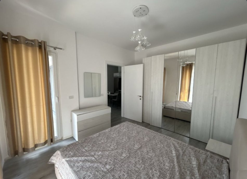 Tirane, jepet me qera apartament 2+1 Kati 3, 80 m² 670 € (5 maji prane qendres emerald)