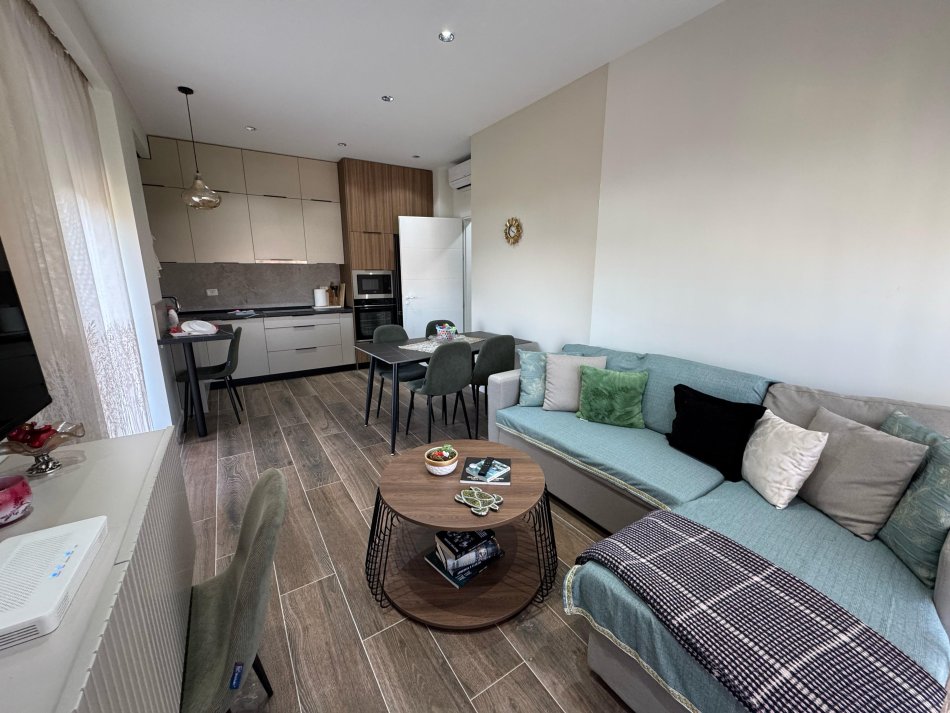 Tirane, jepet me qera apartament 2+1 Kati 3, 90 m² 500 € (ish fusha e aviacionit)