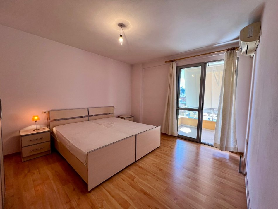 Tirane, jepet me qera apartament 2+1 , 108 m² 700 € (Pazari i ri)