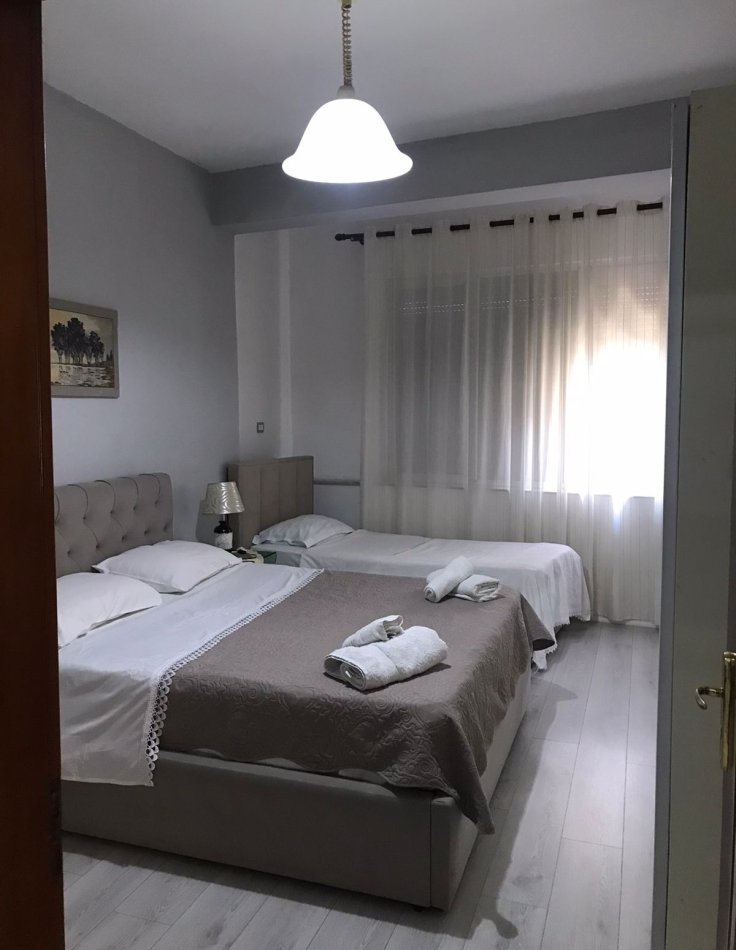 Tirane, jepet me qera apartament 1+1+Ballkon Kati 2, 75 m² 650 € (Qender)