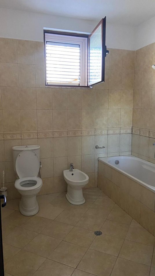 Tirane, jepet me qera Vile 2+1 Kati 2, 120 m² 500 € (OXHAKU)