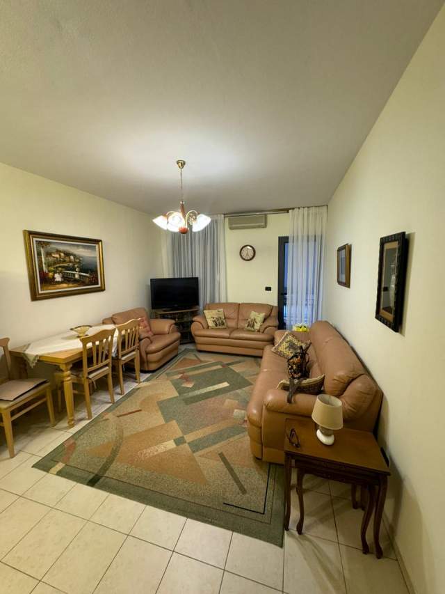 Tirane, jepet me qera apartament 1+1+BLK Kati 5, 52 m² 500 Euro (rruga Medar Shtylla)