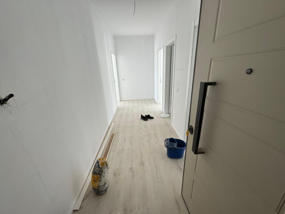 Tirane, jepet me qera ambjent biznesi Kati 3, 138 m² 700 € (ish fusha e aviacionit)