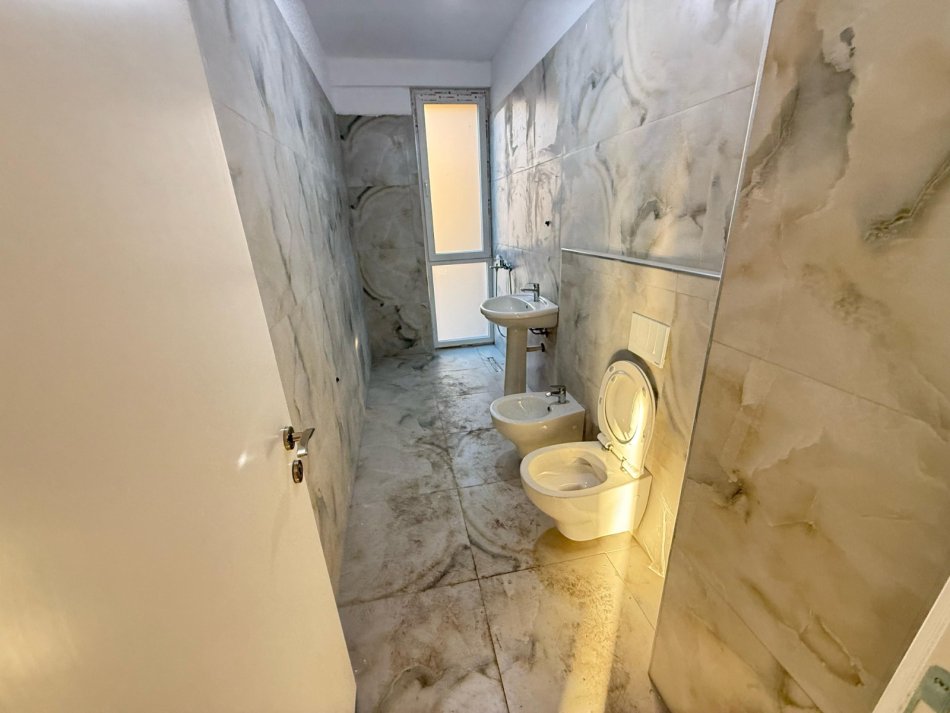 Tirane, jepet me qera apartament 2+1 Kati 3, 138 m² 700 € (ish fusha e aviacionit)