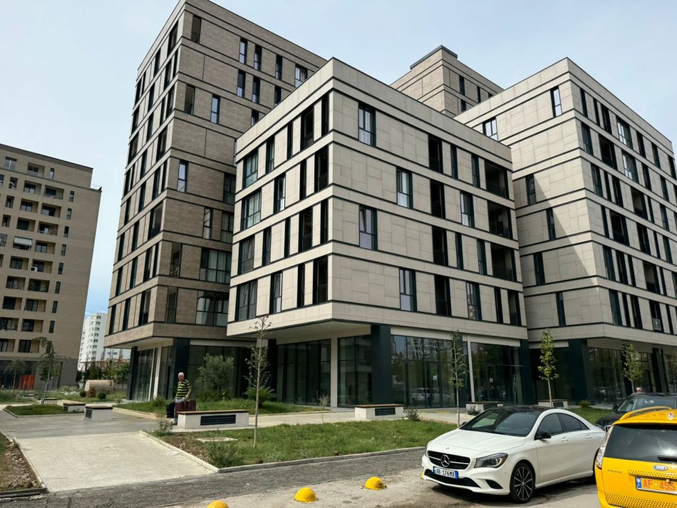 Tirane, jepet me qera ambjent biznesi Kati 3, 138 m² 700 € (ish fusha e aviacionit)