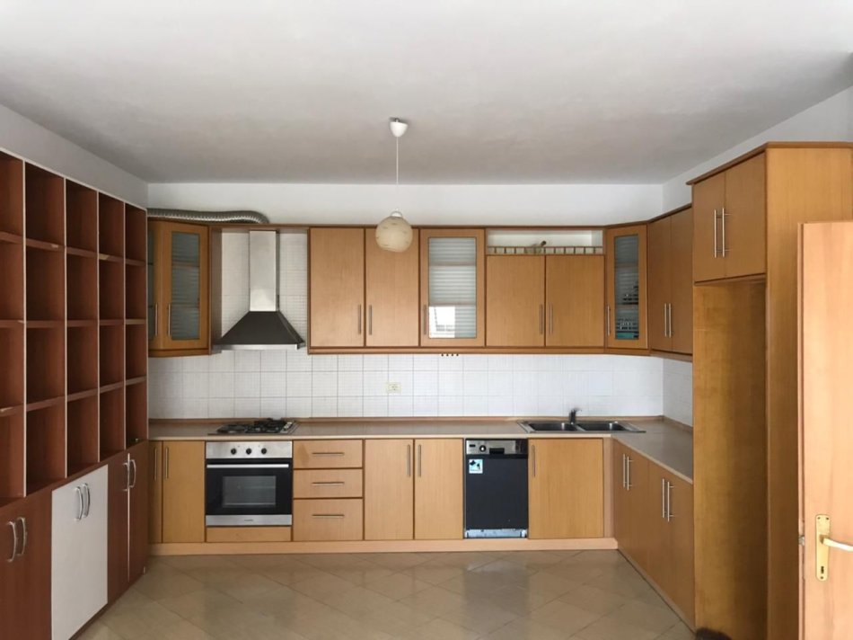 Tirane, jepet me qera zyre Kati 3, 92 m² 650 € (komuna e parisit)