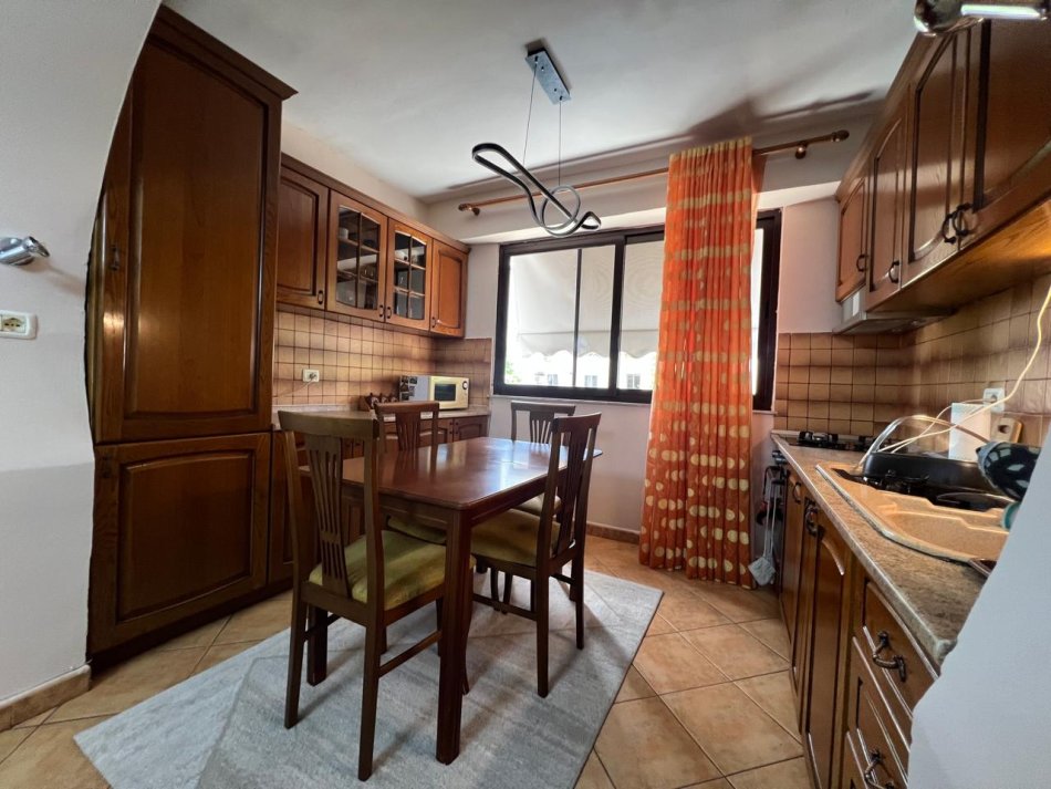 Tirane, jepet me qera apartament 2+1 Kati 3, 90 m² 650 € (MYSLYM SHYRI)