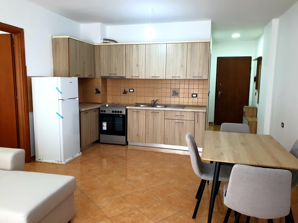 Tirane, jepet me qera apartament 2+1+Ballkon Kati 4, 100 m² 400 € (Rrga Besim Alla, Yzberisht)