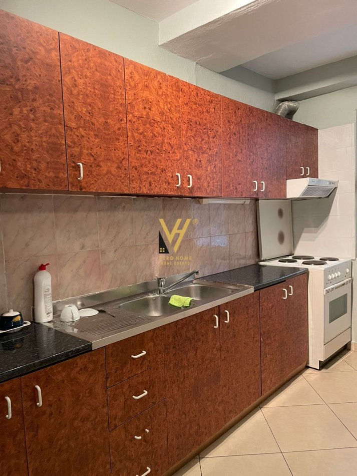 Tirane, jepet me qera apartament 1+1+Ballkon Kati 2, 65 m² 600 € (QENDER)