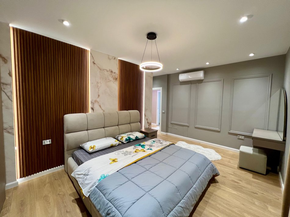 Tirane, jepet me qera apartament 2+1+Ballkon Kati 2, 116 m² 950 € (Liqeni i Farkes)