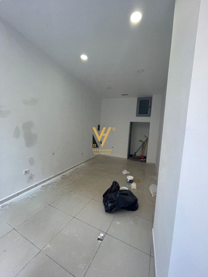 Tirane, jepet me qera dyqan Kati 0, 28 m² 500 € (UNAZA E RE)