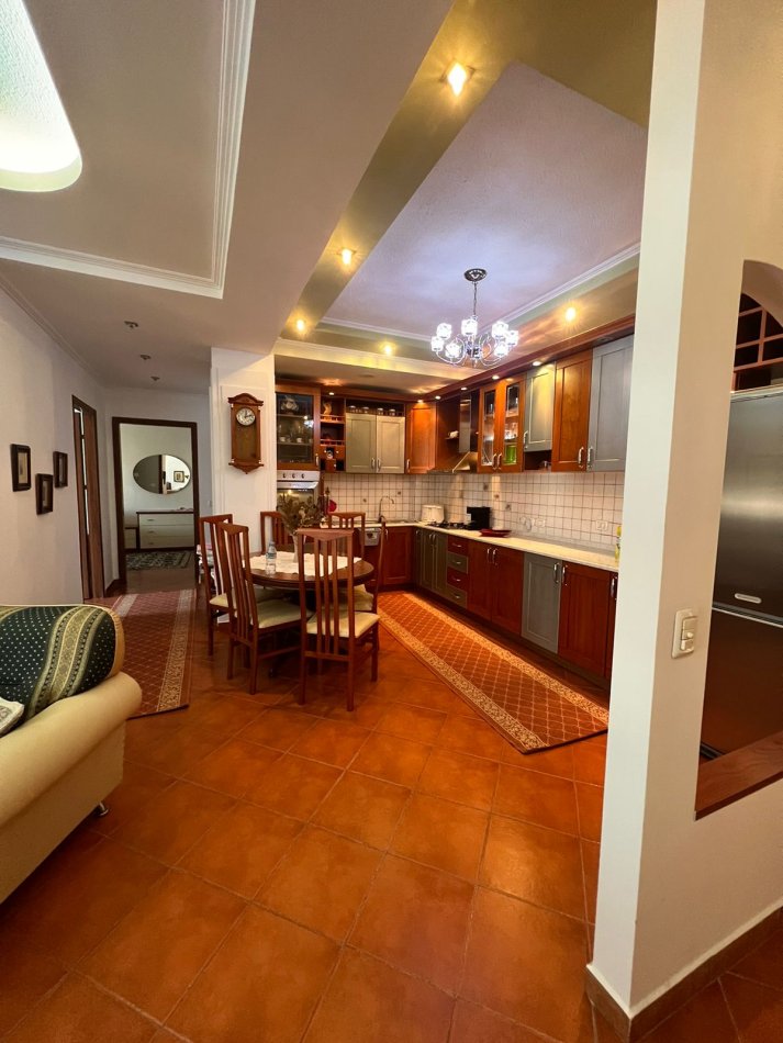 Tirane, jepet me qera apartament 2+1 Kati 8, 100 m² 700 € (21 dhjetori)