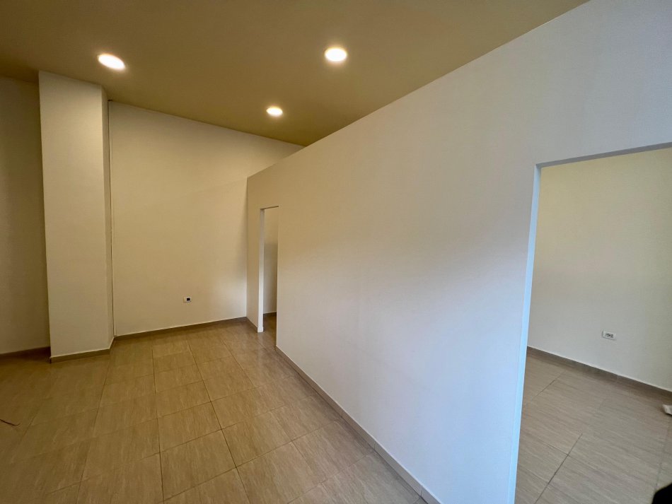 Tirane, jepet me qera ambjent biznesi Kati 0, 44 m² 550 € (Bulevardi gjergj fishta)