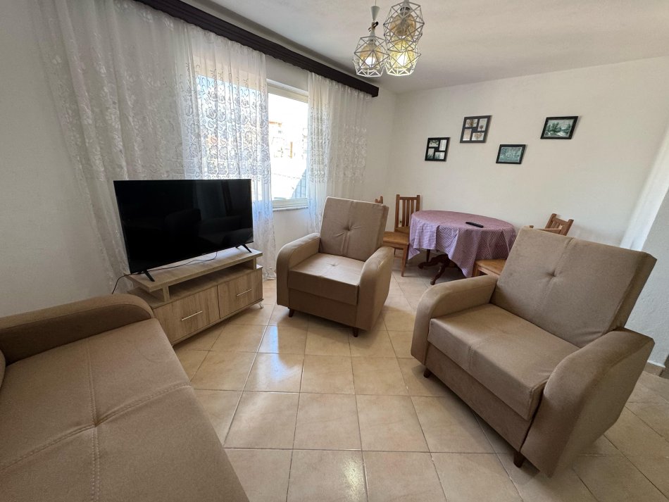 Tirane, jepet me qera apartament 1+1 Kati 1, 55 m² 350 € (Rruga frank bardhi)