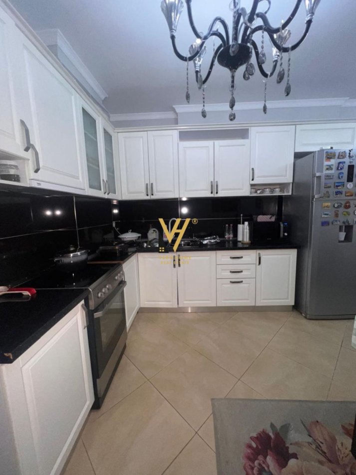 okazion Tirane, shitet apartament 3+1+Ballkon Kati 8, 145 m² 160.000 € (UNAZA E RE)