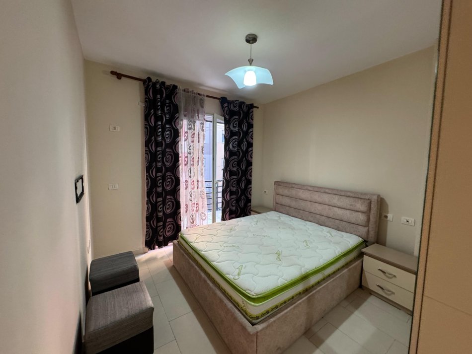 Tirane, jepet me qera apartament 2+1 Kati 3, 90 m² 480 € (astir)