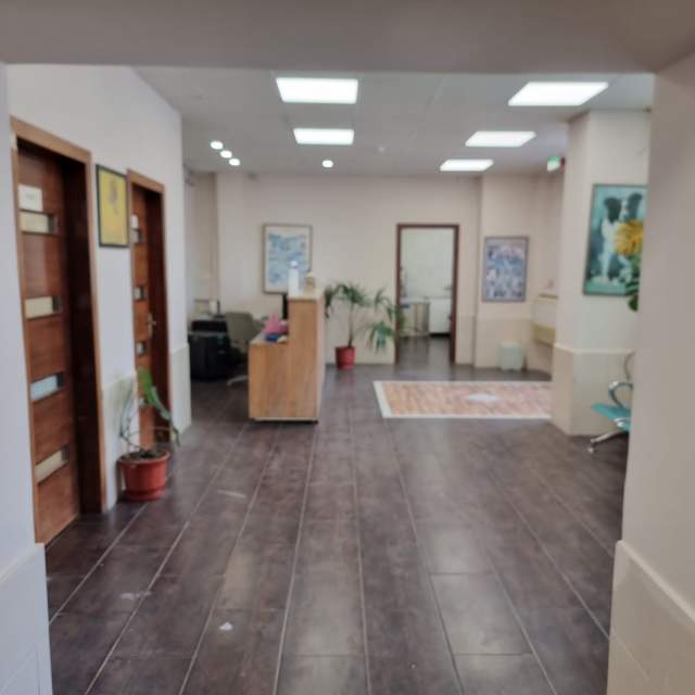 Tirane, jepet me qera ambjent biznesi Kati 2, 650 m² 2.000 Euro (Kombinat afer Policis)