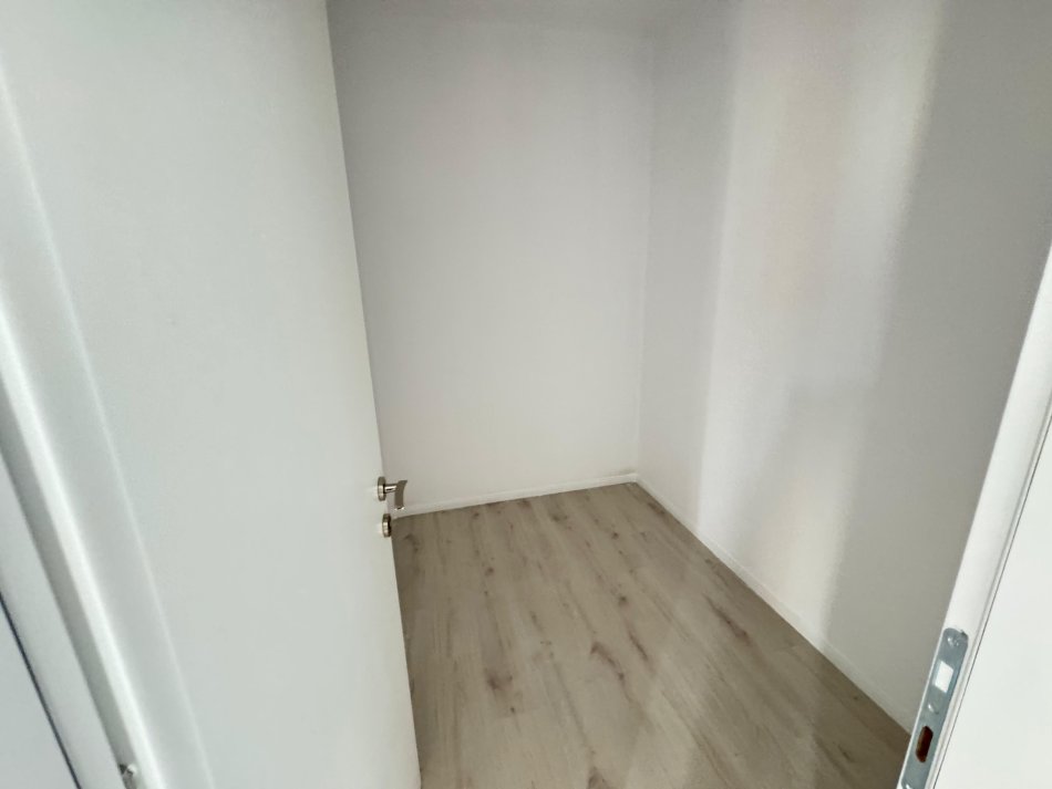 Tirane, jepet me qera ambjent biznesi Kati 3, 138 m² 700 € (ish fusha e aviacionit)