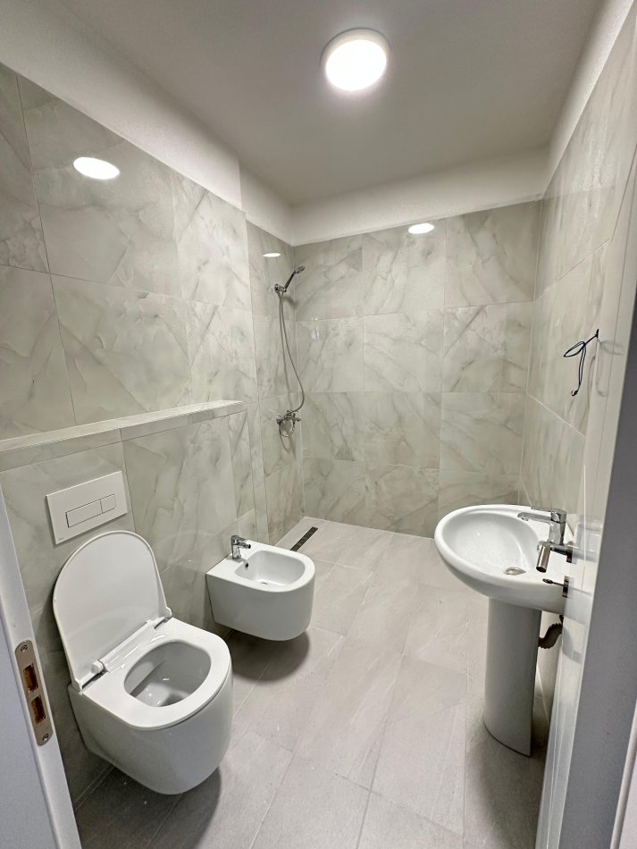Tirane, jepet me qera apartament 2+1 Kati 8, 110 m² 600 € (astir)