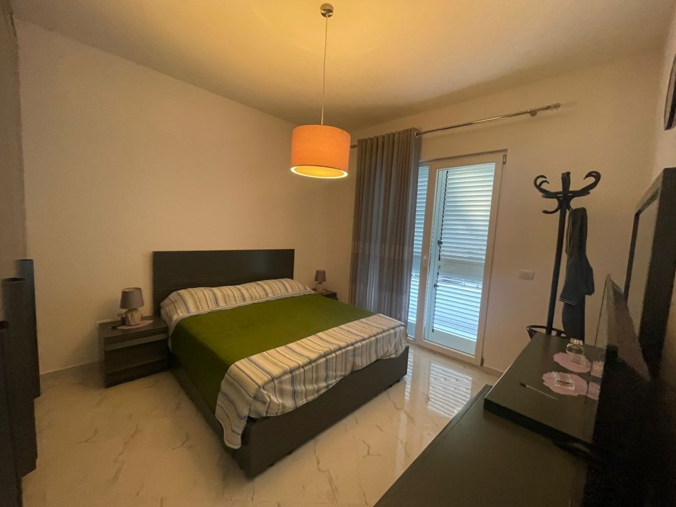 Vilë në shitje  2- kateshe prane  21 Dhjetori 400.000 euro