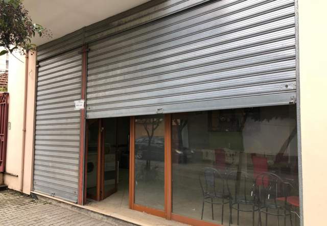 Elbasan, jepet me qera ambjent biznesi 55 m² 20.000 Leke