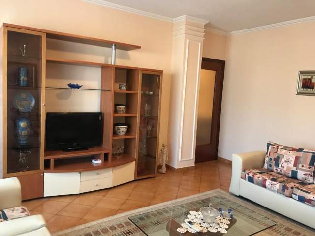 Tirane, jepet me qera Kati 6, 110 m² 500 Euro
