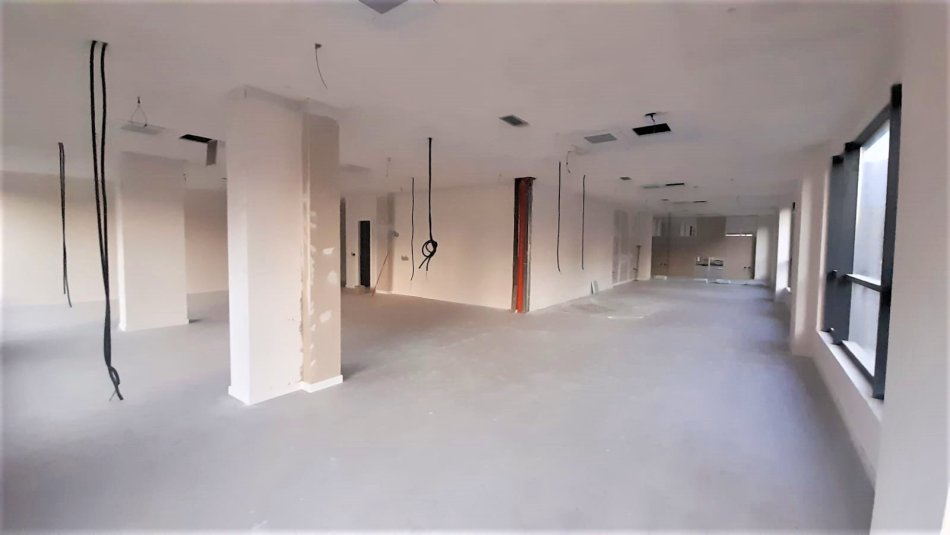 Tirane, jepet me qera zyre Kati 1, 415 m² 5.200 € (Pazari i ri)