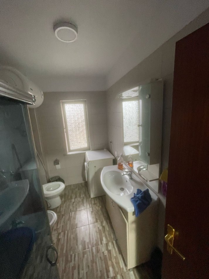Tirane, jepet me qera apartament 1+1 Kati 5, 65 m² 500 € (Rruga Myslym Shyri)